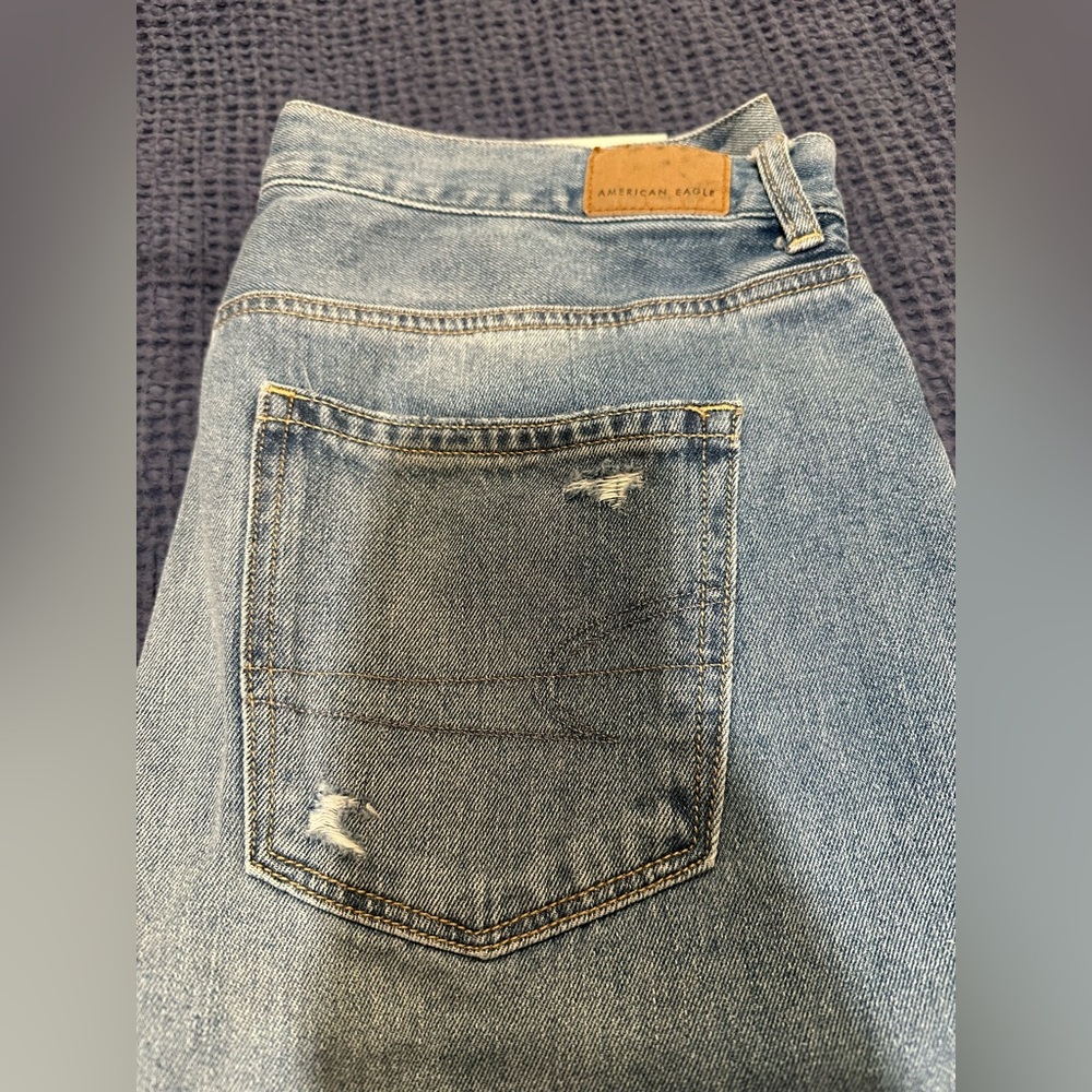 *New with Tags* American Eagle Mom Jeans. Size 10 Short